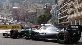 Mercedes útočí na rekordní double. V kvalifikaci na VC Monaka dominoval