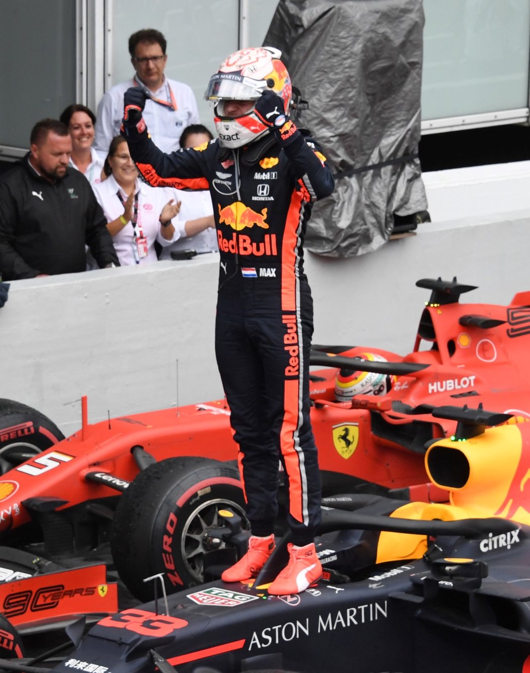 Belgický závodník Max Verstappen oslavuje v cíli vítězství na Velké ceně Německa