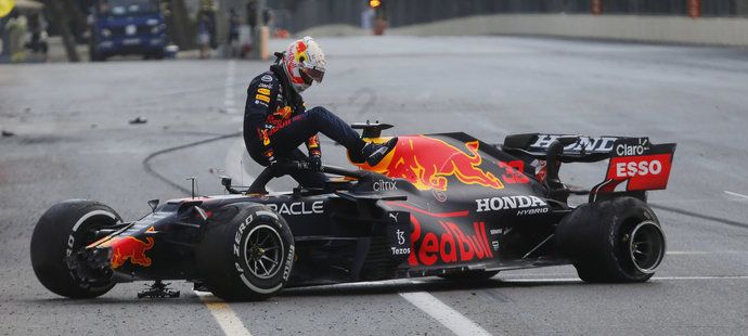 Maxe Verstappena 5 kol před koncem zradila levá zadní pneumatika