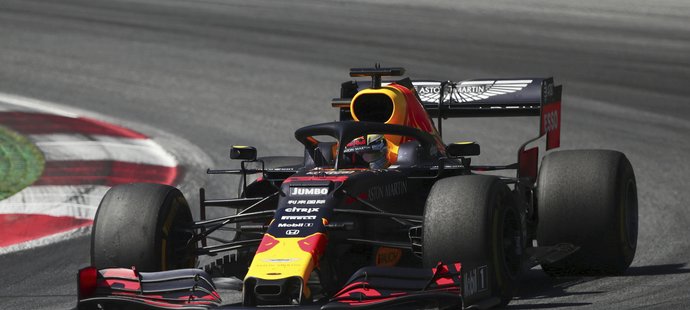 Verstappen protnul cíl před Charlesem Leclercem