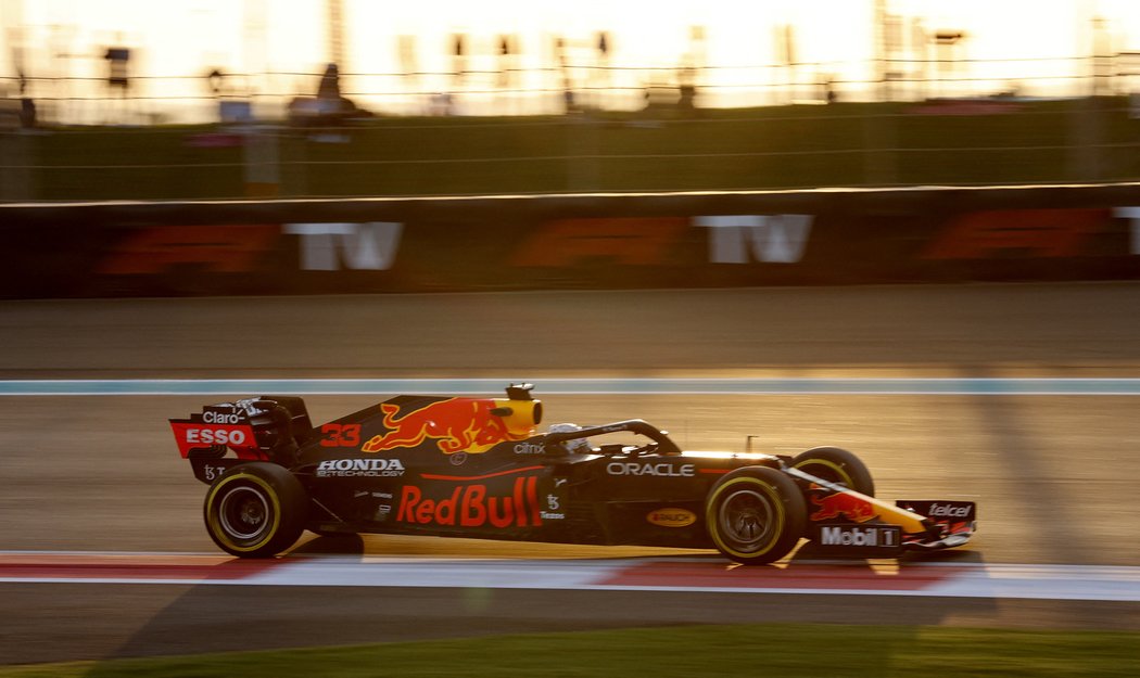Max Verstappen byl rychlejší v prvním tréninku, pak ale ztratil