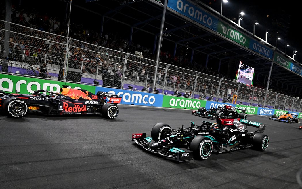 Souboj Hamiltona s Verstappenem je napínavý do posledního závodu
