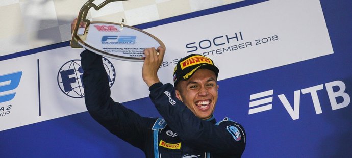 Alexander Albon se raduje z triumfu v závodě formule 2 v Soči