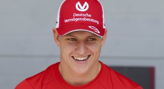 Mick Schumacher má první body z formule 2, uzmul i pole position sprintu