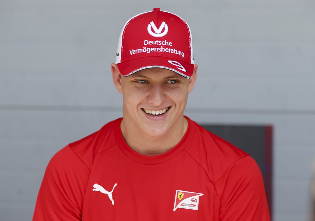 Mick Schumacher na okruhu v Bahrajnu, kde debutoval ve formuli 2