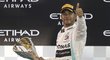 Lewis Hamilton se raduje z triumfu v závěrečném závodě sezony