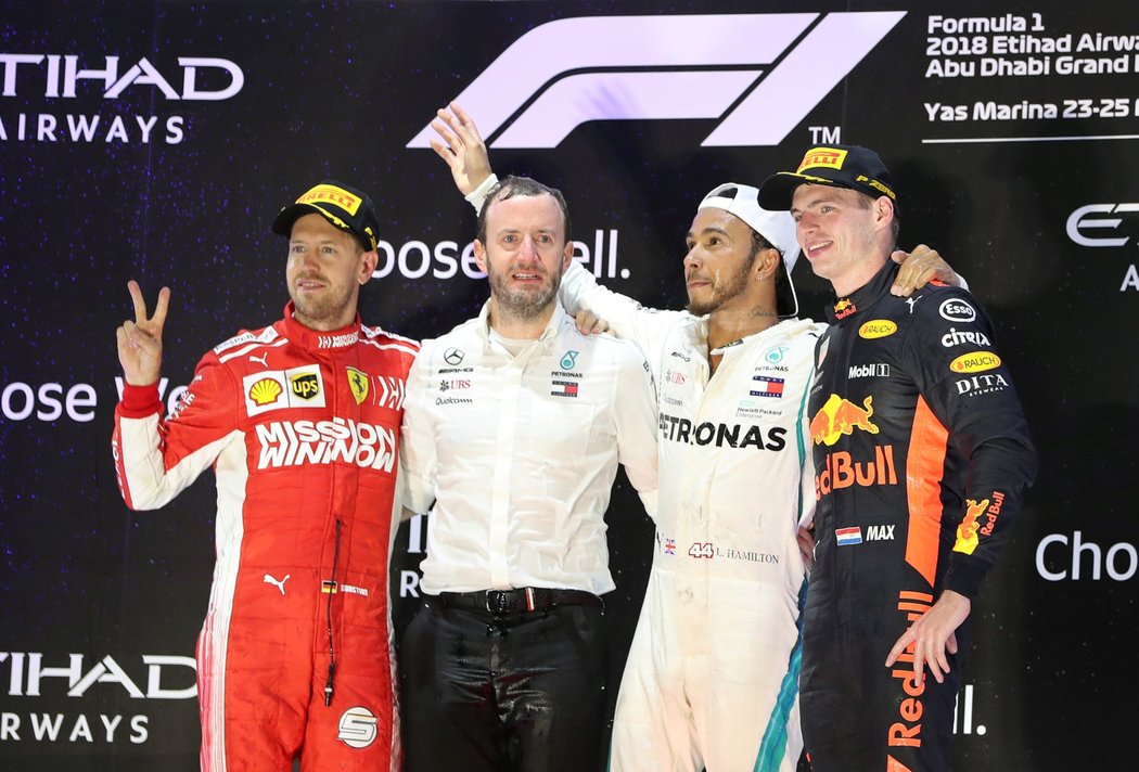 Sebastian Vettel, zástupce Mercedesu, Lewis Hamilton a Max Verstappen po poslední Velké ceně sezony v Abú Zabí