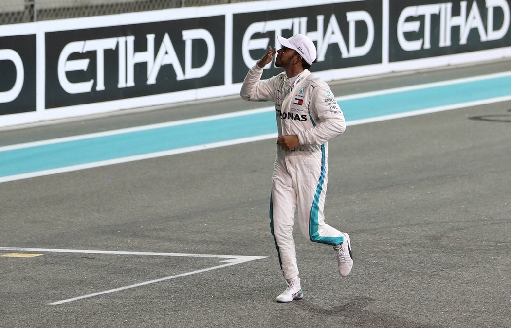 Lewis Hamilton se raduje ze svého vítězství na závěr mistrovské sezony