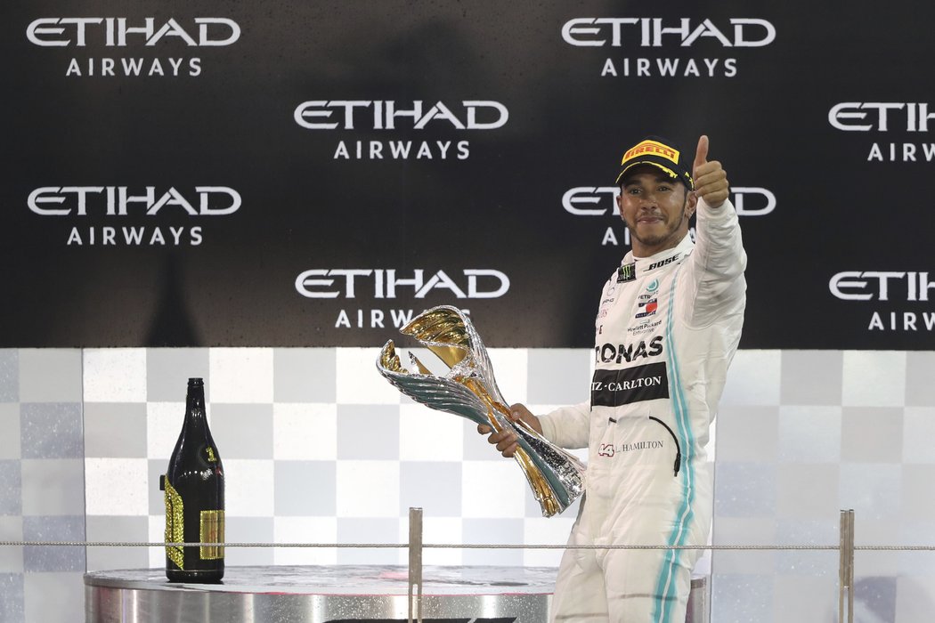 Lewis Hamilton se raduje z triumfu v závěrečném závodě sezony