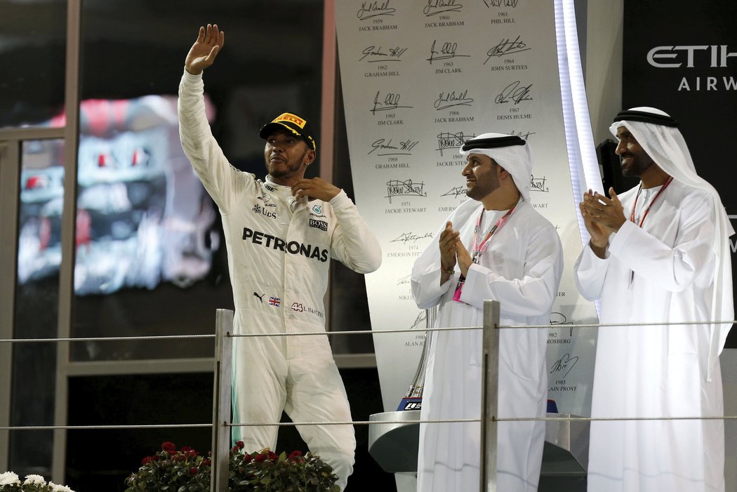 Lewis Hamilton mává fanouškům po svém druhém místě v Abú Zabí