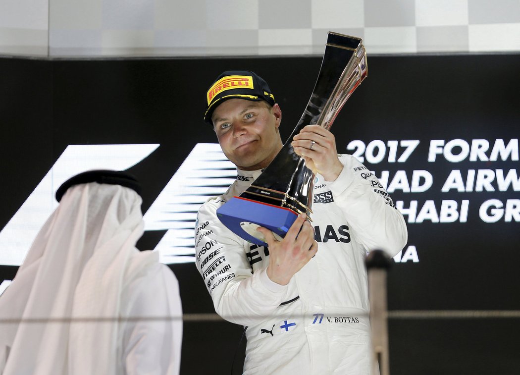 Valtteri Bottas s trofejí pro vítěze závěrečného závodu sezony v Abú Zabí