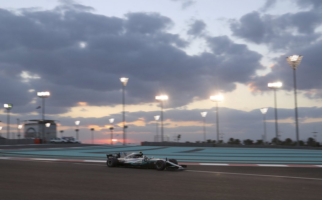 Valtteri Bottas v akci v posledním závodě formule 1 v sezoně