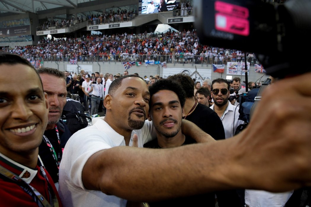 Herec Will Smith se fotí se svým synem Treyem na Velké ceně Abú Zabí