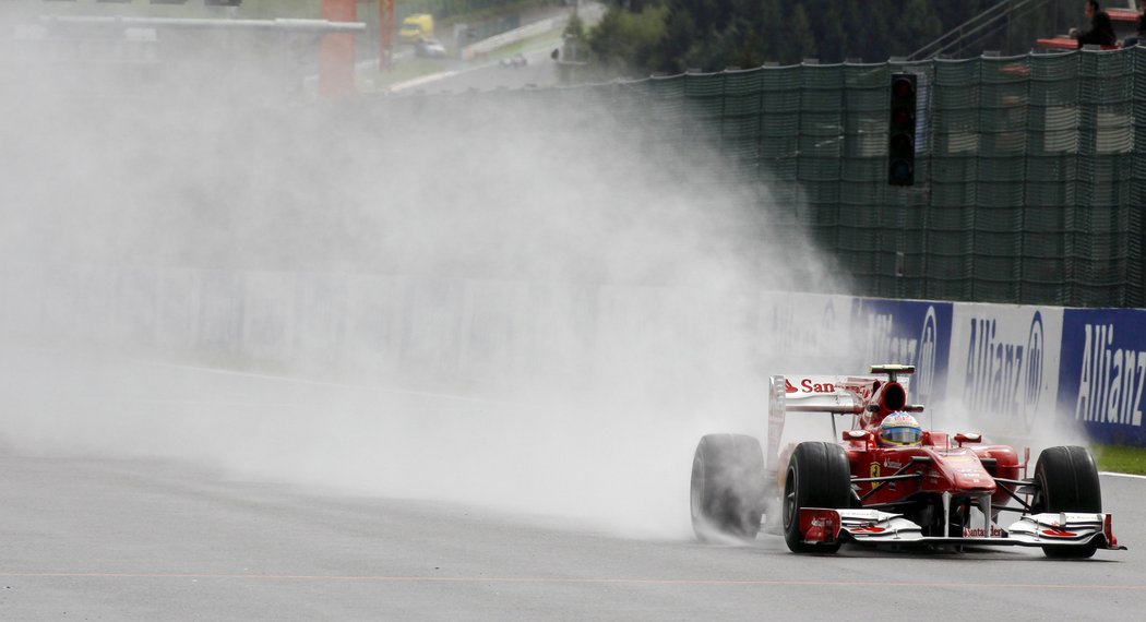 Fernando Alonso na trati ve Spa