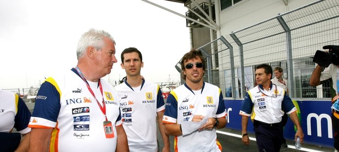 Provozní ředitel Renaultu Rémi Taffin (uprostřed) s Fernandem Alonsem při tréninku na okruhu ve Valencii