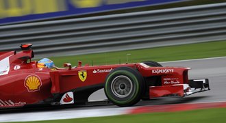 Alonso vyhrál propršenou Velkou cenu Malajsie, druhý Mexičan Pérez