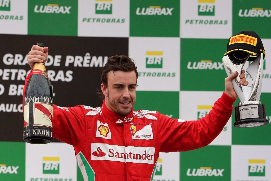 Alonso slaví druhé místo, spokojen však být nemohl