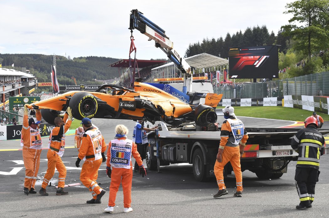 Zničený McLaren Fernanda Alonsa po nehodě v Belgii.