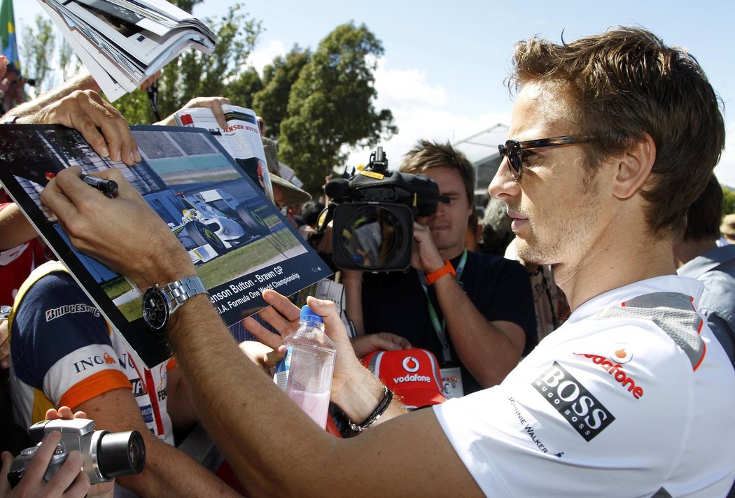 Jenson Button rozdává autogramy