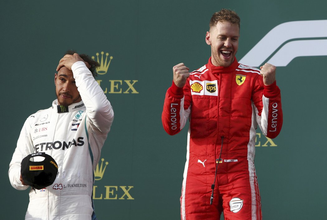 Lewis Hamilton na stupních vítězů vedle Sebastiana Vettela, který dosáhl na úvod sezony na překvapivý triumf v Austrálii