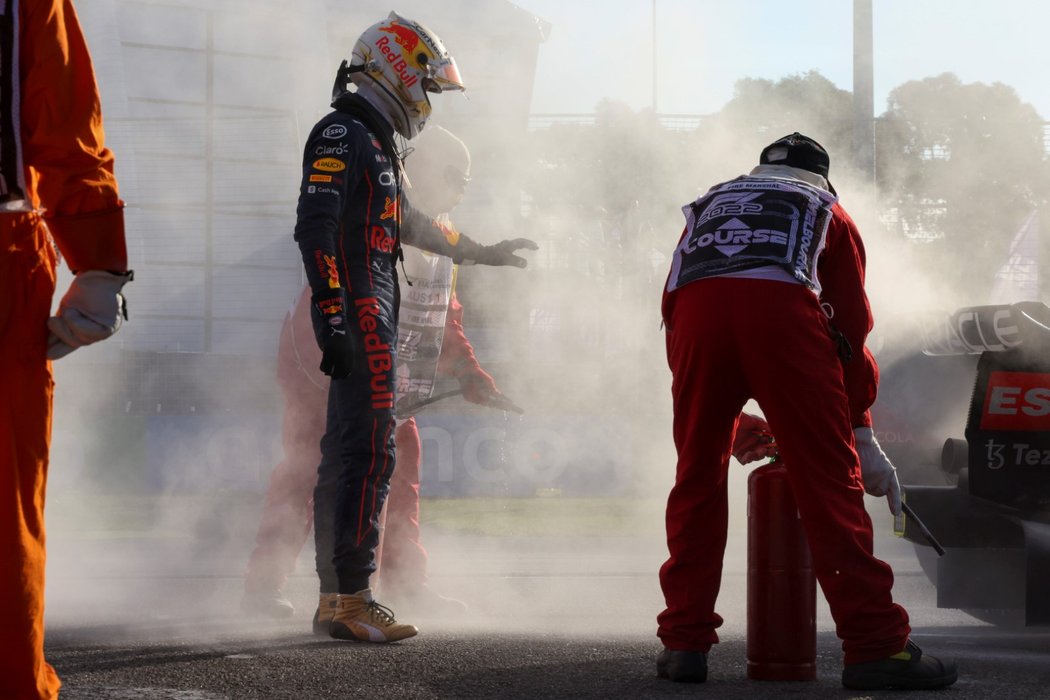 Nizozemský jezdec Red Bullu Max Verstappen a jeho hořící vůz během Velké ceny Austrálie