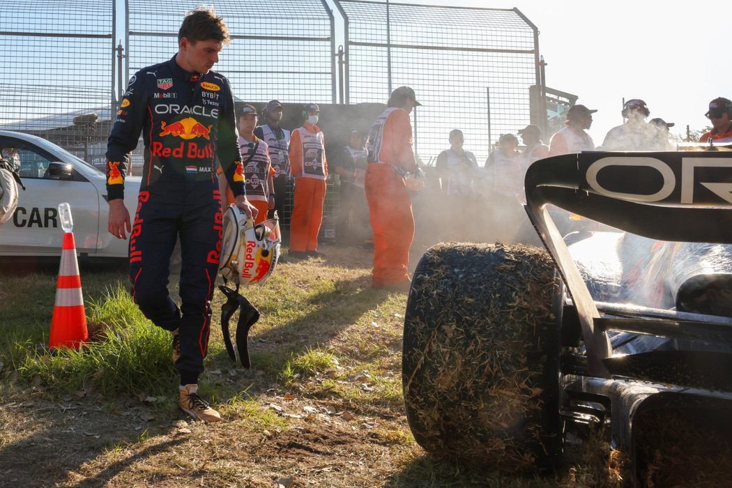 Nizozemský jezdec Red Bullu Max Verstappen a jeho hořící vůz během Velké ceny Austrálie