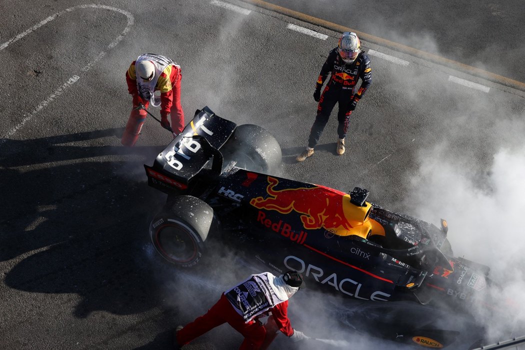 Nizozemský jezdec Red Bullu Max Verstappen a jeho hořící vůz během Velké ceny Austrálie