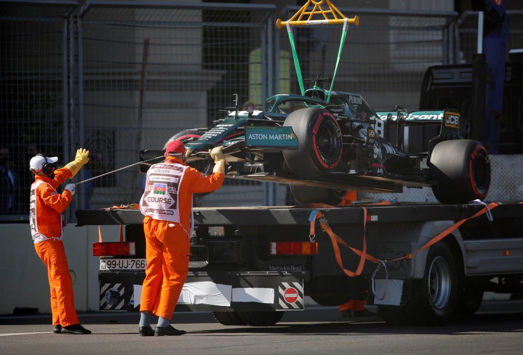 Traťoví maršálové v Baku odklízejí havarovaný Aston Martin Lance Strolla