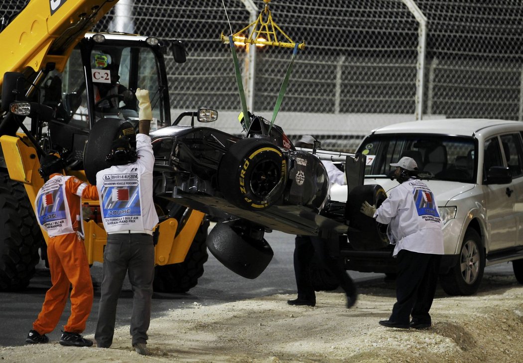 Traťoví maršálové odstraňují Sauber Estebana Gutiereze, kvůli kterému musel v Bahrajnu na trať safety car