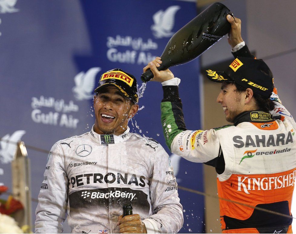 Tradiční sprcha šampaňským - vítězného Lewise Hamiltona polívá třetí Sergio Pérez. Druhý skončil Hamiltonův parťák Rosberg, který mu triumf rozhodně nedal zadarmo...