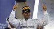 Lewis Hamilton se raduje ze svého vítězství ve Velké ceně Bahrajnu