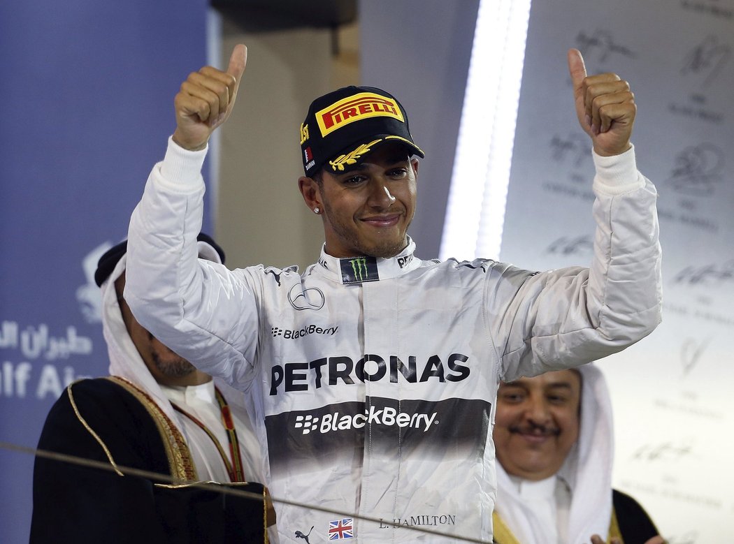 Lewis Hamilton se raduje ze svého vítězství ve Velké ceně Bahrajnu