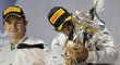 Lewis Hamilton líbá trofej pro vítěze Grand Prix Bahrajnu, vlevo ho sleduje týmový kolega Nico Rosberg, který dojel druhý