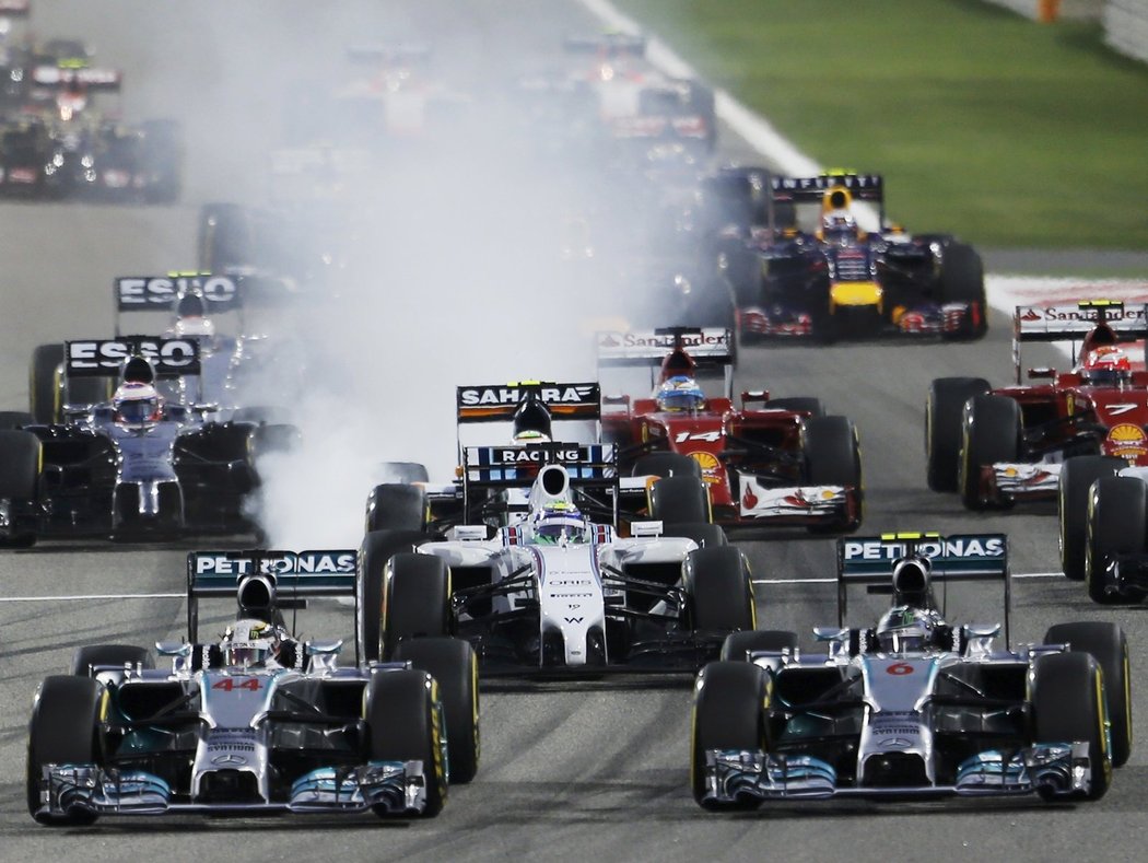 Lewis Hamilton (vlevo) a Nico Rosberg z Mercedesu na čele GP Bahrajnu krátce po startu
