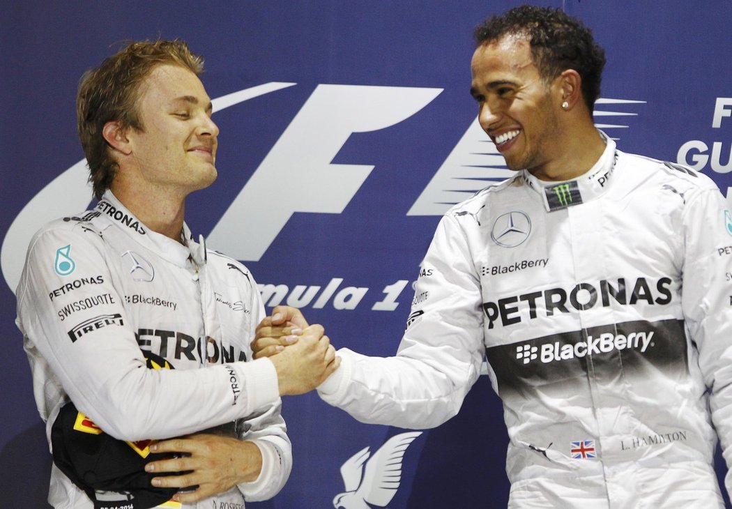Nico Rosberg (vlevo) gratuluje Lewisi Hamiltonovi, německý pilot ale svému parťákovi z Mercedesu nedal nic zadarmo