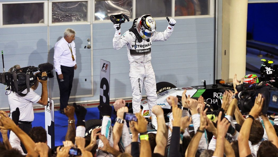 Lewis Hamilton slaví vítězství ve Velké ceně Bahrajnu