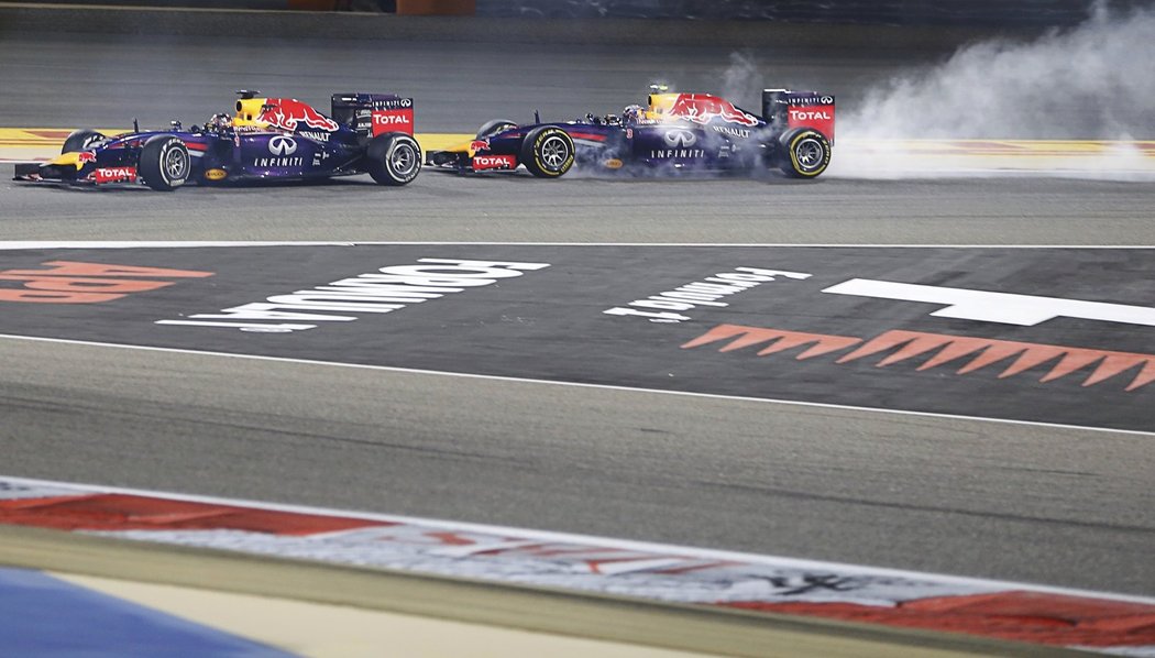 Sebastian Vettel před parťákem z Red Bullu Danielem Ricciardem na trati Velké ceny Bahrajnu