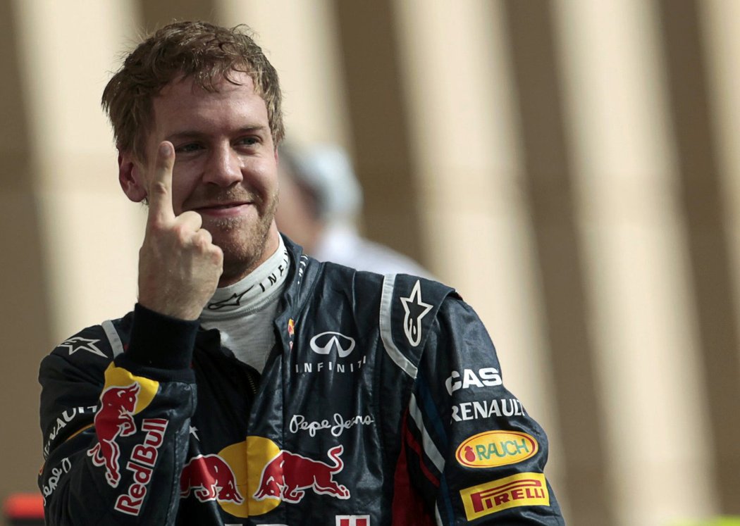 Sebastian Vettel se raduje z vítězství v kvalifikaci na Velkou cenu Bahrajnu