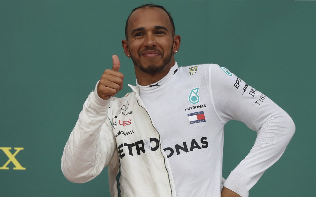 Lewis Hamilton se mohl radovat z vítězství