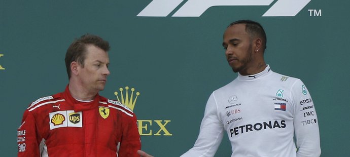  Kimi Raikkonen a Lewis Hamilton na stupních vítězů