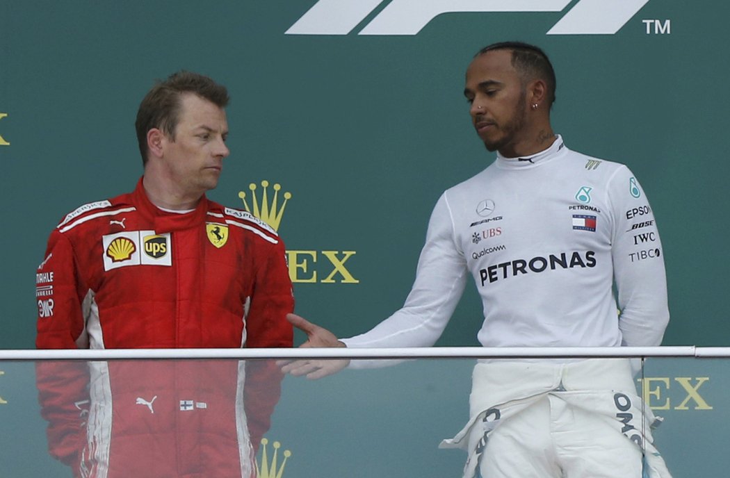 Kimi Räikkönen a Lewis Hamilton na stupních vítězů