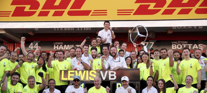 Velkou cenu Španělska formule 1 vyhrál obhájce titulu Lewis Hamilton před týmovým kolegou Valtterim Bottasem.