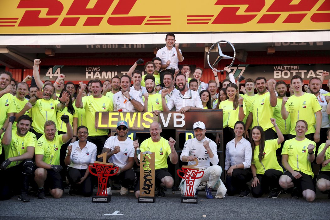 Velkou cenu Španělska formule 1 vyhrál obhájce titulu Lewis Hamilton před týmovým kolegou Valtterim Bottasem.