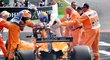 Fernando Alonso vylézá ze zničeného monopostu ve Velké ceně Belgie