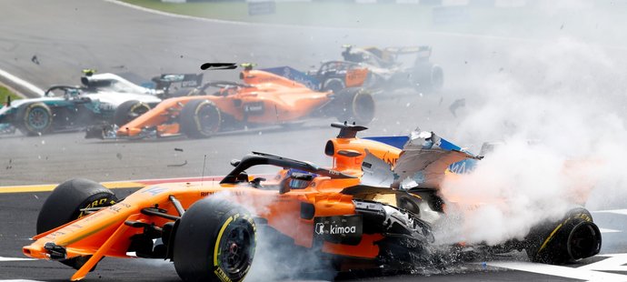 Zničený McLaren Fernanda Alonsa po nehodě v Belgii
