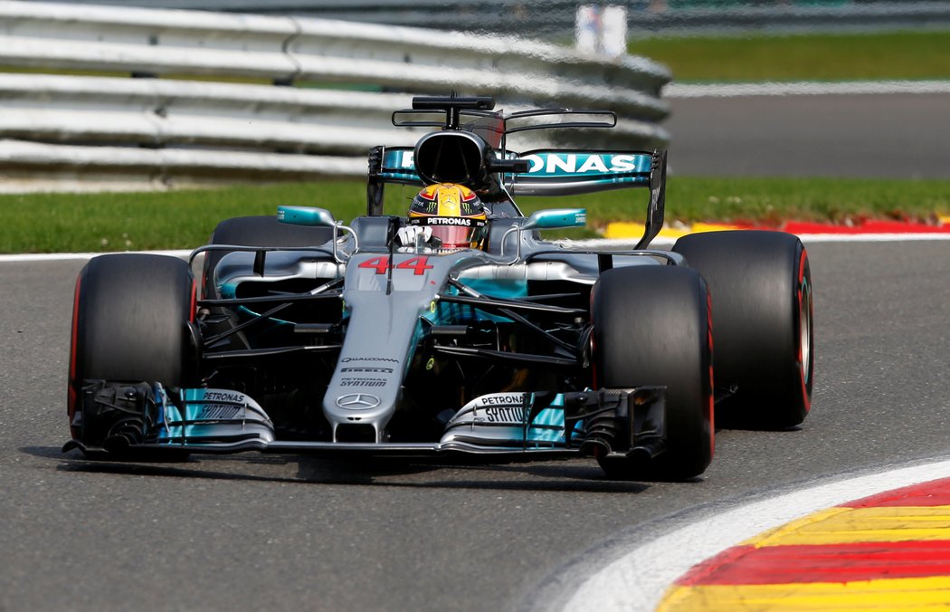 Hamilton 68. pole position vyrovnal rekord Michaela Schumachera