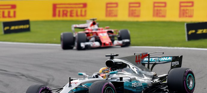 Lewis Hamilton ve vedení před Sebastianem Vettelem