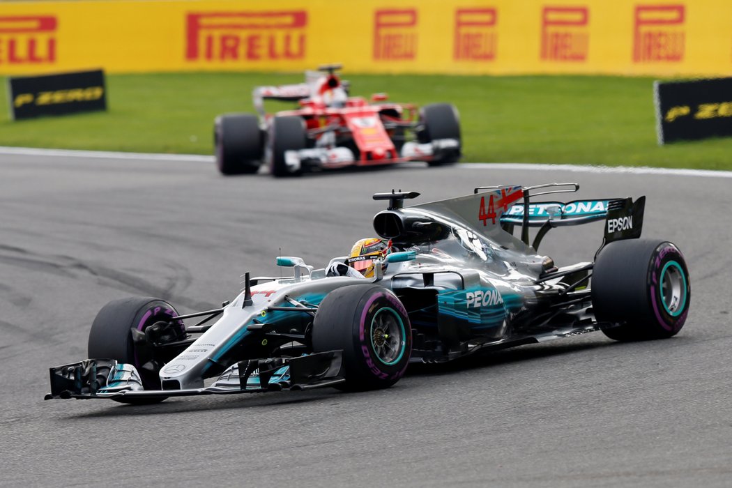Lewis Hamilton ve vedení před Sebastianem Vettelem