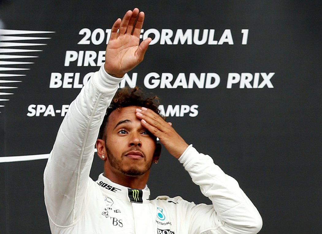 Lewis Hamilton mává fanouškům na stupních vítězů