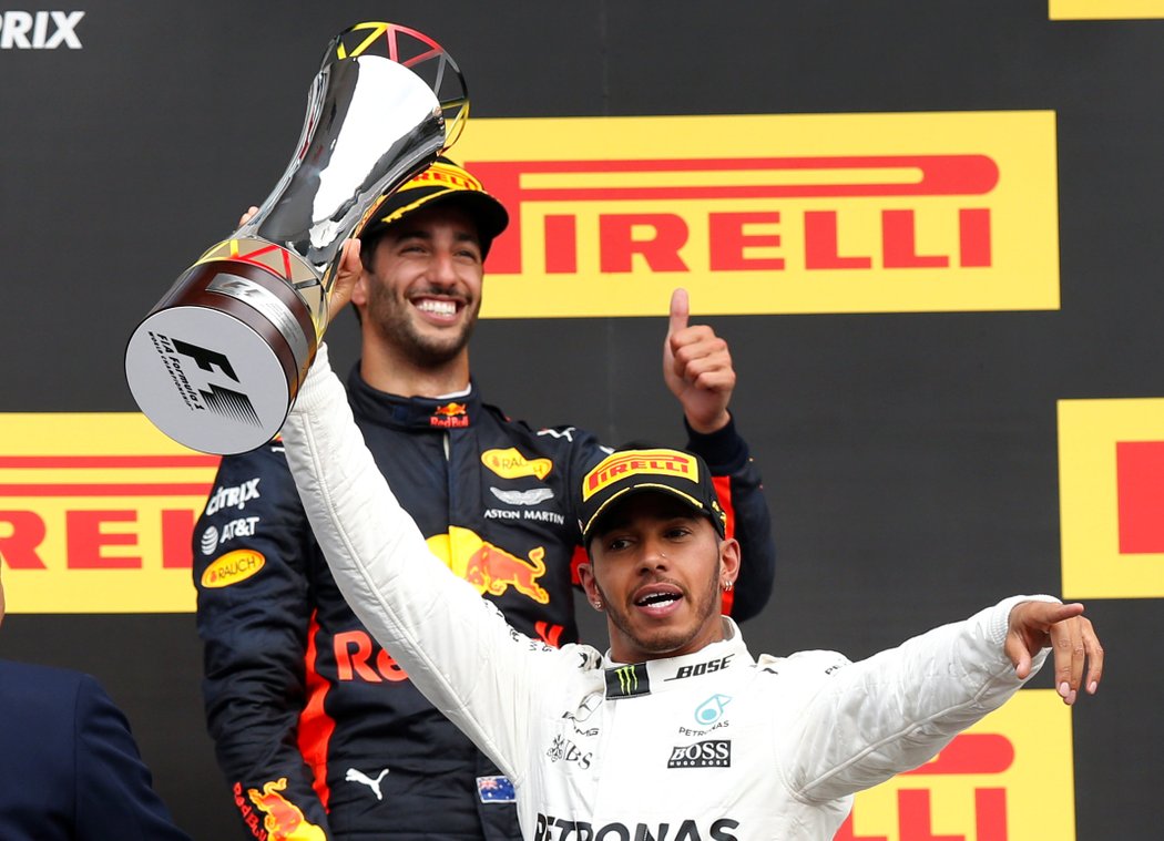 Lewis Hamilton se raduje z triumfu v Belgii